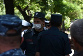 Армянские полицейские задержали около 30 человек, перекрывших дорогу Пашиняну