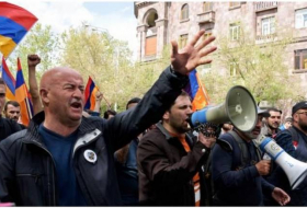 Родители армянских военнослужащих проводят акцию протеста перед зданием Минобороны