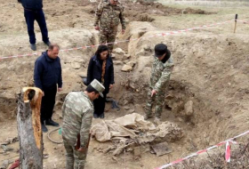 Военный прокурор осмотрел массовые захоронения, обнаруженные на освобожденных территориях - Фото