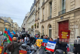 Азербайджанцы проводят акцию протеста перед Сенатом Франции