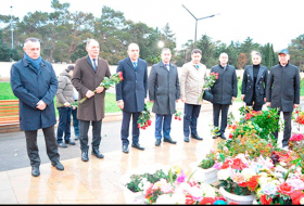 Министр здравоохранения Азербайджана посетил могилы шехидов Отечественной войны