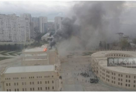 В Баку горит здание Академии ГПС
