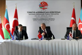 Проходит трехсторонняя встреча министров обороны Азербайджана, Турции и Грузии