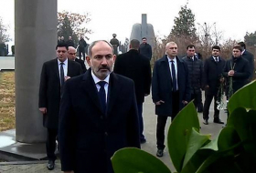 Родители уничтоженных армянских террористов освистали Пашиняна и назвали турком - Видео