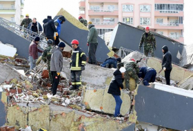 Азербайджанские спасатели с собаками ищут выживших в Кахраманмараше