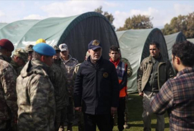 Глава Минобороны Турции посетил палаточную школу в зоне бедствия