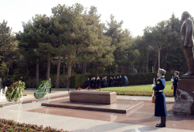 Румынские парламентарии посетили в Баку Аллею почетного захоронения и Аллею шехидов