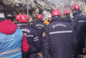 Азербайджанские спасатели извлекли тела 6 человек из-под завалов в Турции