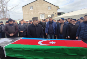 Проходит церемония прощания с Хюмамом Исмаиллы, погибшим при землетрясении в Турции