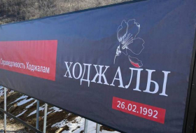На дороге Ханкенди-Лачын установлены плакаты в честь годовщины Ходжалинского геноцида