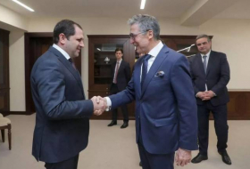 Экс-генсек НАТО в Ереване встретился с главой Минобороны Армении