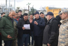 Министр обороны Турции продолжает инспекции в зоне бедствия