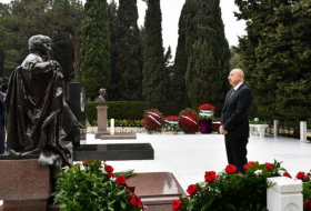 Ильхам Алиев посетил могилу академика Зарифы Алиевой