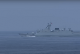 Китайский военный корабль совершил опасный маневр против американского эсминца