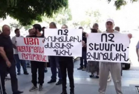 Перед зданием правительства в Ереване проходит акция протеста