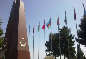 Сотрудники посольства Турции посетили памятник турецким воинам в Баку