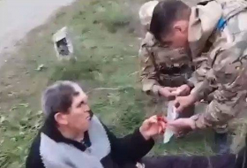 Азербайджанские военнослужащие оказали помощь раненому армянскому жителю Карабаха - Видео