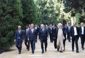 Генпрокуроры зарубежных стран посетили Аллею почетного захоронения и Аллею шехидов в Баку