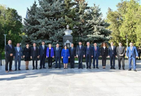 Сахиба Гафарова посетила памятник Гейдару Алиеву в Бухаресте