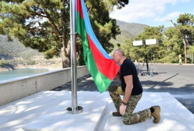 Ильхам Алиев водрузил Государственный флаг Азербайджана на территории Сарсангского водохранилища