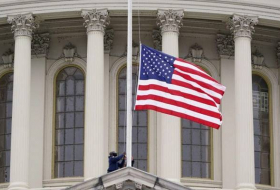 В США будут приспущены государственные флаги