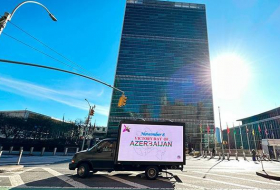 Перед штаб-квартирой ООН установлен информационный стенд, посвященный Дню Победы - Фото