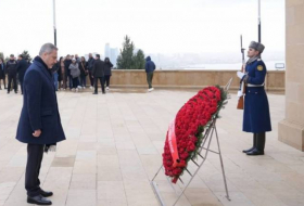 Глава МИД Турции посетил Аллею почетного захоронения и Аллею шехидов