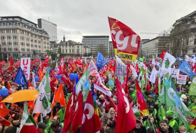 В Брюсселе прошла демонстрация с требованием не тратить средства ЕС на оружие
