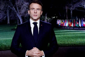 Макрона обвинили в оскорблении государственного флага Франции