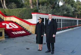 Президент Азербайджана и первая леди посетили Аллею шехидов - Обновлено