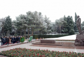 Делегация Узбекистана посетила могилу Гейдара Алиева и Аллею шехидов