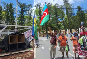 В Новой Каледонии прошла акция протеста против Франции, был поднят азербайджанский флаг