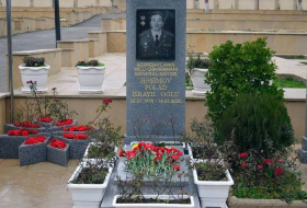 В Азербайджане почтили память Полада Гашимова