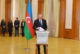 В Азербайджане началось голосование на внеочередных президентских выборах