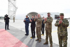 Президент Ильхам Алиев и его сын Гейдар Алиев посетили военные объекты ВВС - Видео