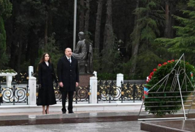 Президент Азербайджана и первая леди посетили могилу Гейдара Алиева
