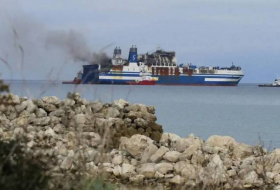 Британские ВМС сообщили о пожаре на борту атакованного у берегов Йемена судна