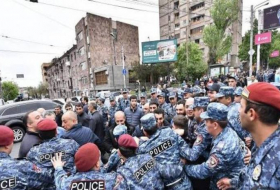 Протестующие перекрыли одну из основных трасс в Армении