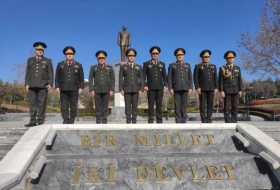 Находящиеся с визитом в Турции азербайджанские генералы посетили памятник Гейдару Алиеву