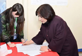 Спикер парламента Азербайджана проголосовала на президентских выборах