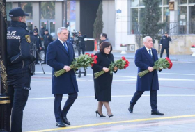 Государственные и правительственные официальные лица Азербайджана посетили памятник Ходжалинскому геноциду 