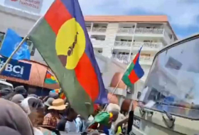 На протестах в Новой Каледонии поднят флаг Азербайджана - Видео