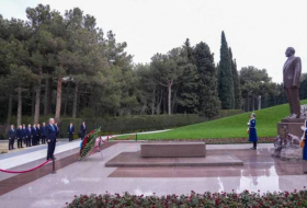 Президент Казахстана посетил могилу Гейдара Алиева
