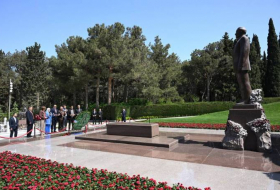 Алжирские парламентарии посетили могилу великого лидера Гейдара Алиева и Шехидляр хиябаны
