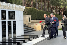 Мевлют Чавушоглу посетил могилу общенационального лидера Гейдара Алиева