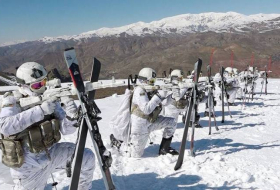 Спецназ отработал ведение боевых операций в условиях суровых морозов - Видео