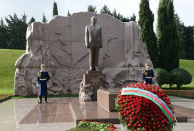 Президент Конго посетил могилу общенационального лидера Гейдара Алиева