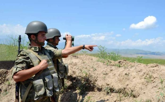 Азербайджанский солдат несет свою службу, он на позиции, он на страже Родины