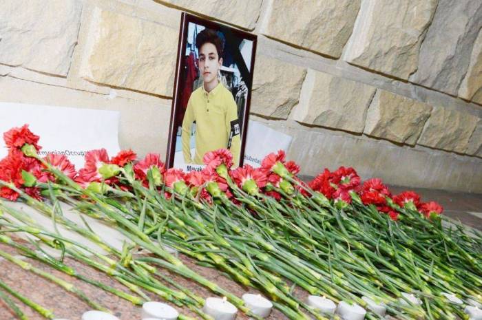 Перед посольством России в Азербайджане проходит акция памяти 13-летнего Артура  Маяков