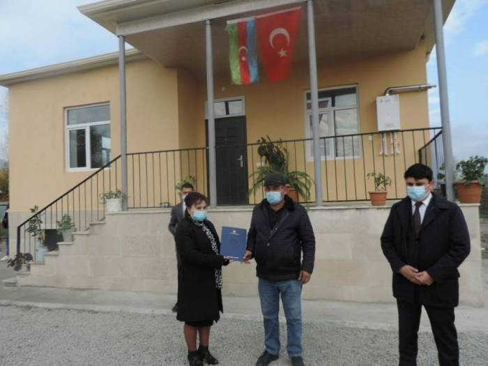 Еще 28 семьям шехидов и ветерану Карабахской войны вручили ключи от индивидуальных домов